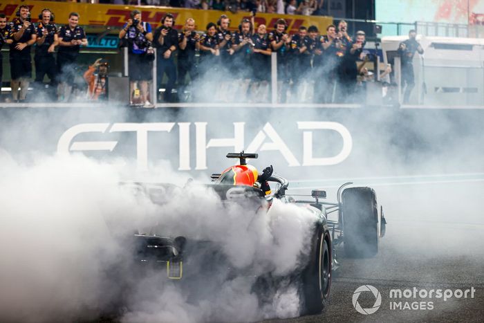 Max Verstappen, Red Bull Racing RB18, 1ª posición, realiza donuts en el gri al final de la carrera