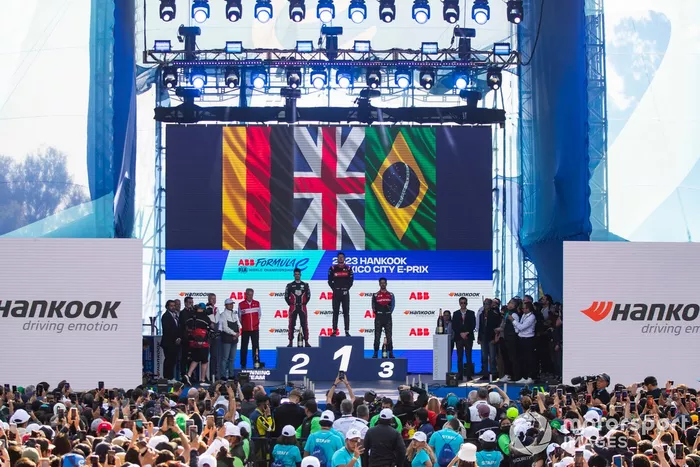 Podio: Pascal Wehrlein, Porsche, 2ª posición, Jake Dennis, Andretti Autosport, 1ª posición, Lucas di Grassi, Mahindra Racing, 3ª posición