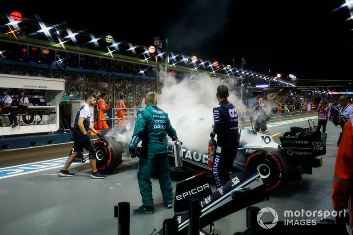 El coche de Pierre Gasly, AlphaTauri AT03, se incendia en los boxes