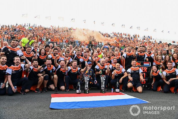 Christian Horner, director del equipo, Red Bull Racing, Max Verstappen, Red Bull Racing, 1ª posición, Adrian Newey, jefe de tecnología, Red Bull Racing, el equipo Red Bull celebra la victoria