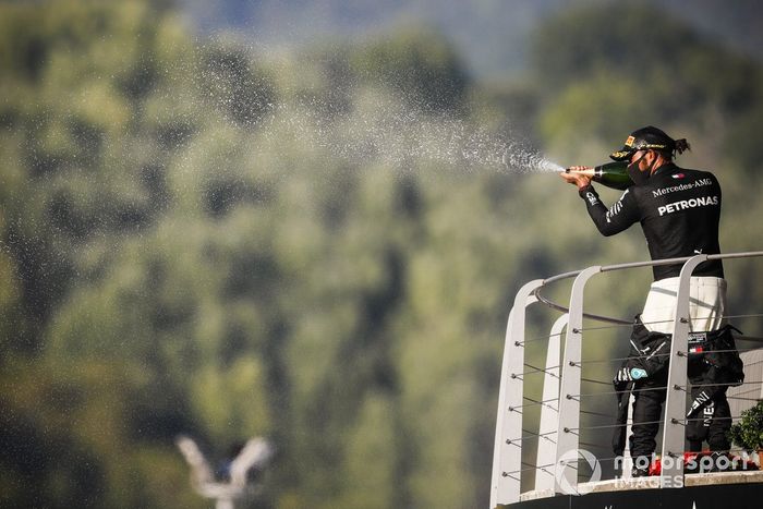 Podio: ganador Lewis Hamilton, Mercedes-AMG F1