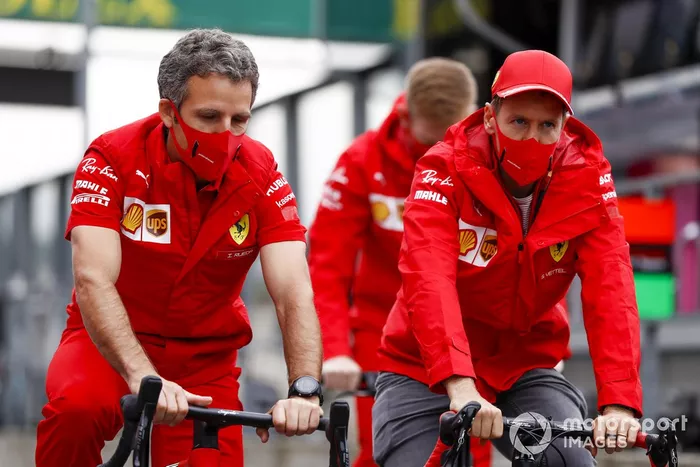Sebastian Vettel, Ferrari, recorre la pista en bici