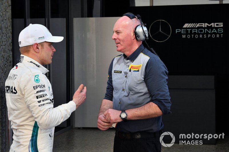 Гонщик Mercedes AMG F1 Валттери Боттас и инженер Pirelli