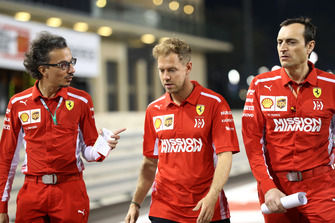 Sebastian Vettel, Ferrari, ispeziona il circuito con Laurent Mekies, Ferrari e Riccardo Adami, ingegnere di pista, Ferrari