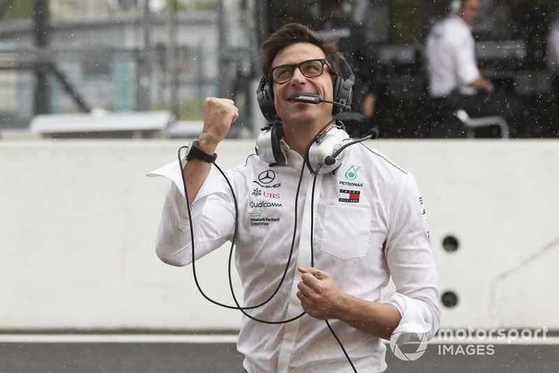 Toto Wolff, Mercedes AMG F1 Director de Motorsport, celebra la pole para Lewis Hamilton, Mercedes AMG F1