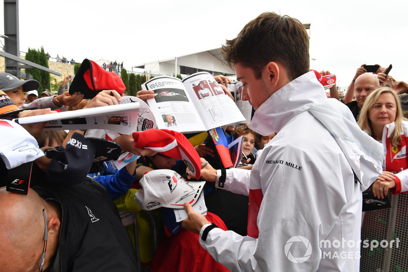Charles Leclerc, Sauber, firma autografi ai tifosi
