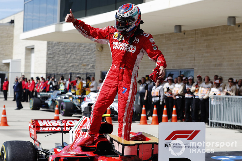 Kimi Raikkonen, Ferrari SF71H, festeggia nel parco chiuso dopo aver vinto la gara
