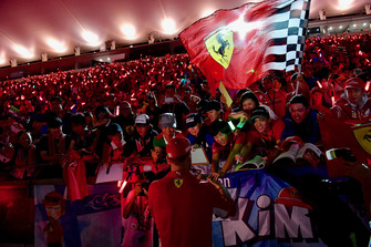 Sebastian Vettel, Ferrari, firma autografi ai tifosi