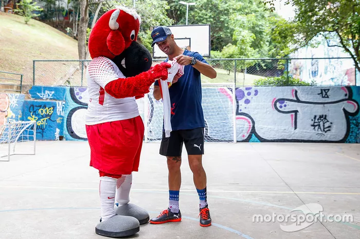 Max Verstappen y Daniel Ricciardo, Red Bull Racing juegan Futsal en Brasil