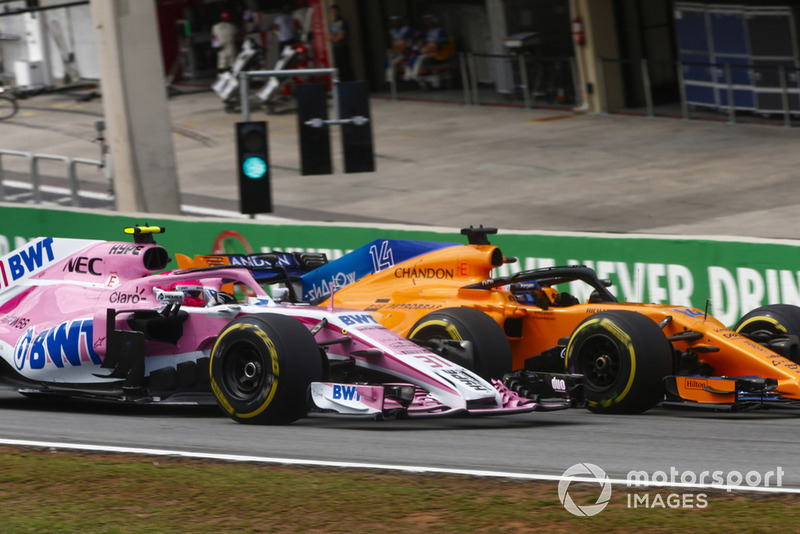 Fernando Alonso, McLaren MCL33, en Esteban Ocon, Force India VJM11. 