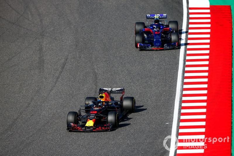 Daniel Ricciardo, Red Bull Racing RB14, Pierre Gasly, Scuderia Toro Rosso STR13