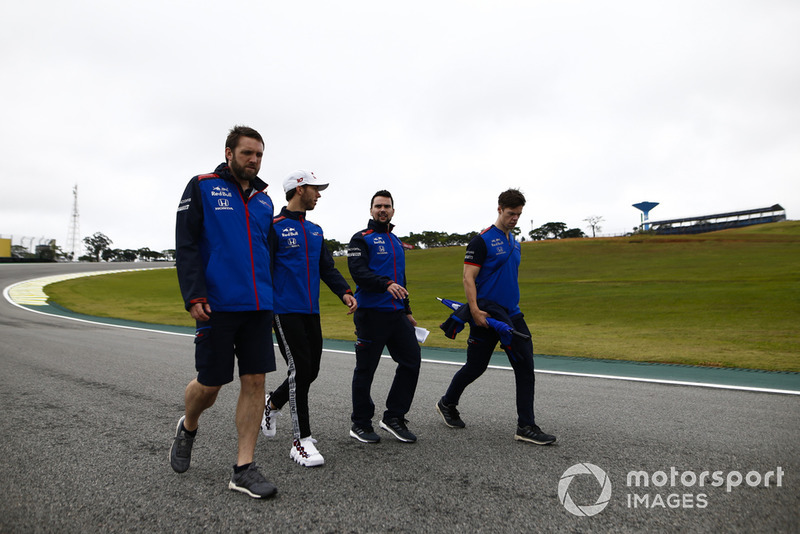 Pierre Gasly, Toro Rosso, parcourt la piste à pied