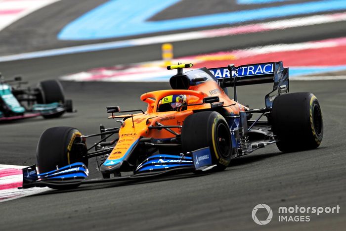 Lando Norris, McLaren MCL35M, Sebastian Vettel, Aston Martin AMR21