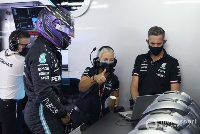 Lewis Hamilton, Mercedes, con Angela Cullen, fisioterapeuta