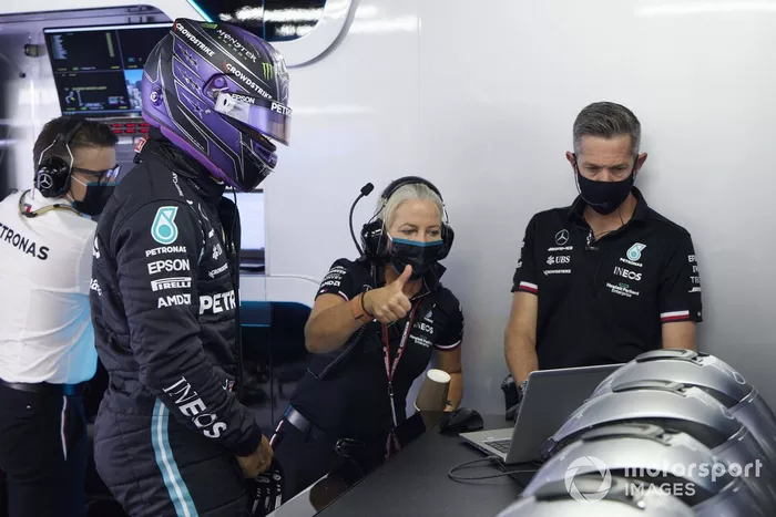 Lewis Hamilton, Mercedes, con Angela Cullen, fisioterapeuta 