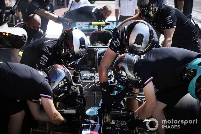 Mecánicos en el pit lane con Valtteri Bottas, Mercedes W12