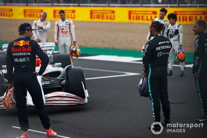 Max Verstappen, Red Bull Racing, Nikita Mazepin, Haas F1, Mick Schumacher, Haas F1, Lewis Hamilton, Mercedes, Pierre Gasly, AlphaTauri, Yuki Tsunoda, AlphaTauri y Valtteri Bottas, Mercedes en el evento de lanzamiento del coche de Fórmula 1 de 2022 en la parrilla de Silverstone