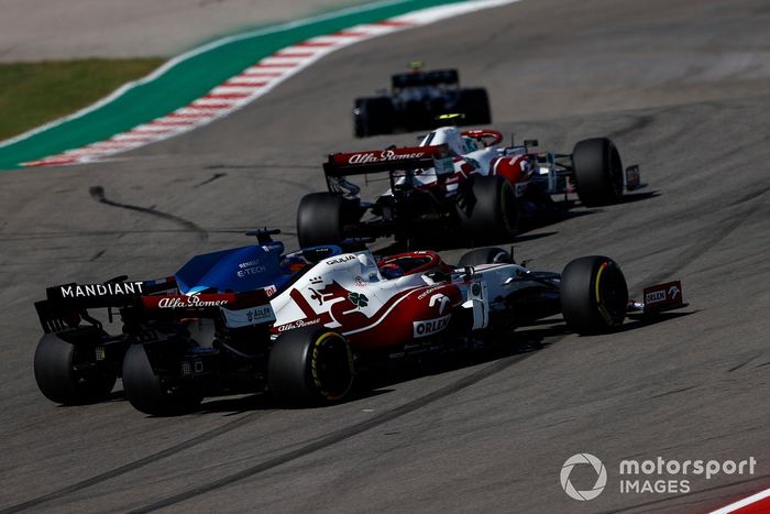 Antonio Giovinazzi, Alfa Romeo Racing C41, Fernando Alonso, Alpine A521, y Kimi Raikkonen, Alfa Romeo Racing C41.