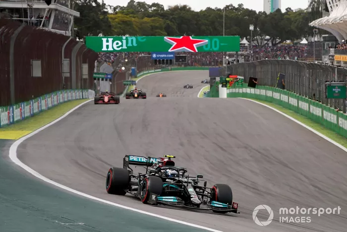 Valtteri Bottas, Mercedes W12, Carlos Sainz Jr., Ferrari SF21