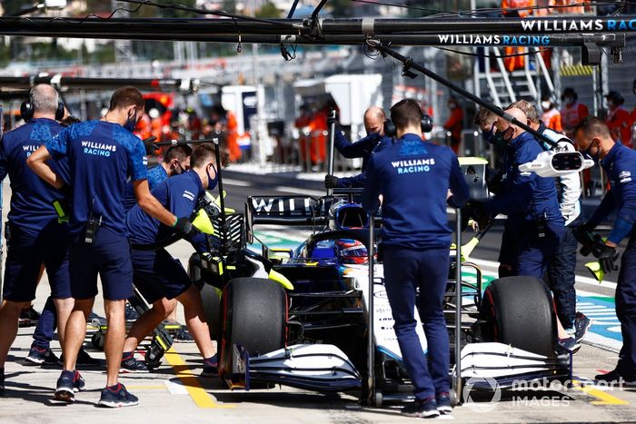 George Russell, Williams FW43B, en boxes durante los entrenamientos