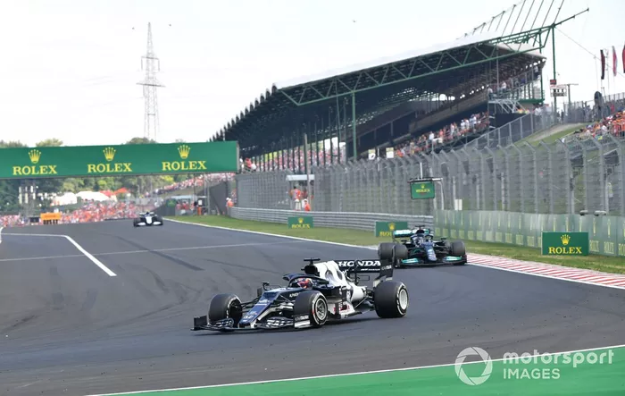 Yuki Tsunoda, AlphaTauri AT02, Lewis Hamilton, Mercedes W12