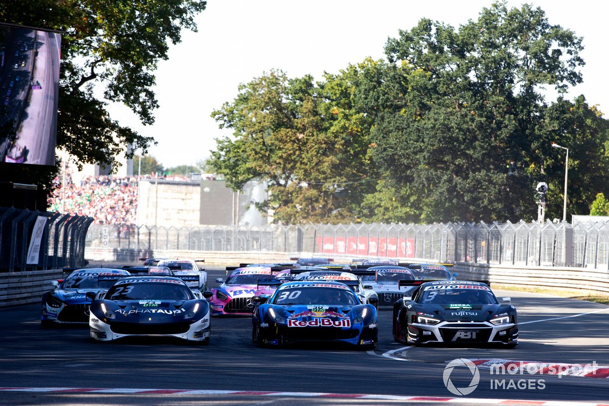 La partenza di gara 2, Nick Cassidy, AF Corse Ferrari 488 GT3 Evo, Liam Lawson, AF Corse Ferrari 488 GT3 Evo, Kelvin van der Linde, Abt Sportsline Audi R8 LMS GT3