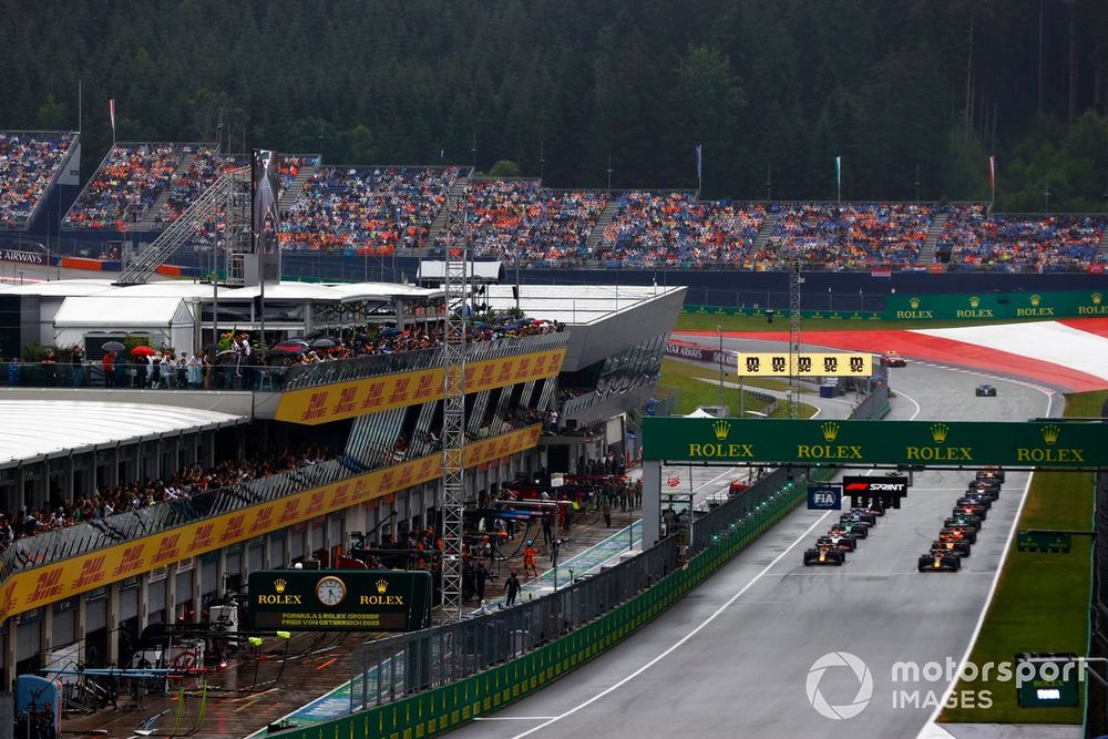 Max Verstappen, Red Bull Racing RB19, Sergio Pérez, Red Bull Racing RB19, se preparan para liderar la salida del Sprint.