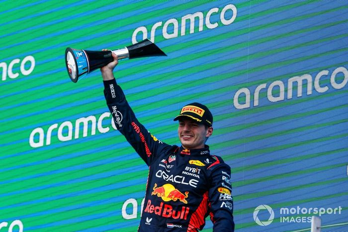 Max Verstappen, Red Bull Racing, 1ª posición, levanta su trofeo