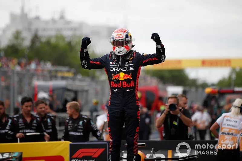 Max Verstappen, Red Bull Racing, 1° posizione, festeggia all'arrivo in Parco Chiuso