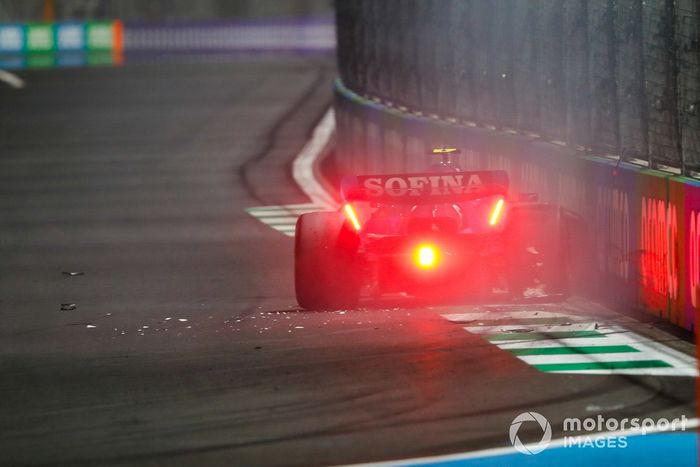 Nicholas Latifi, Williams FW44, se retira tras chocar con el muro