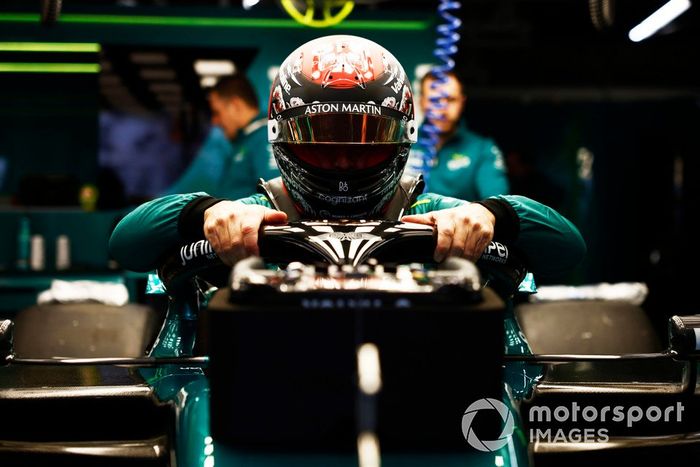 Fernando Alonso, Aston Martin F1 Team, se sube al coche antes de la primera sesión de entrenamientos libres