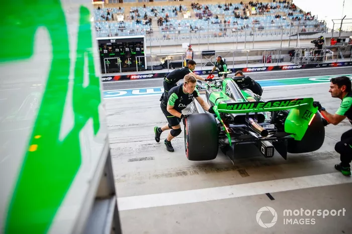 Zhou Guanyu, Stake F1 Team Kick Sauber C44, est ramené au garage par les mécaniciens.