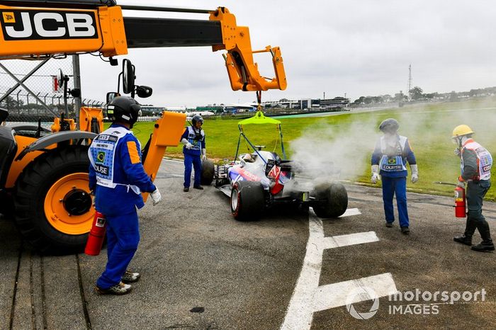Los comisarios retiran el coche de Daniil Kvyat, Toro Rosso STR14, del circuito con una grúa
