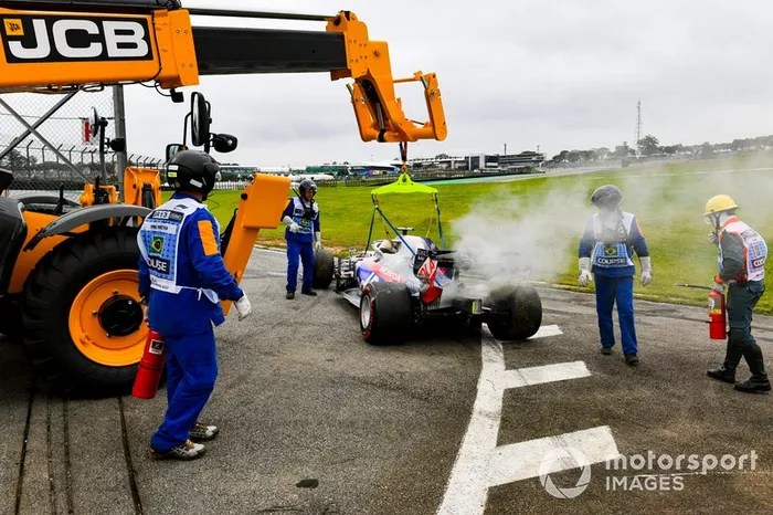 Los comisarios retiran el coche de Daniil Kvyat, Toro Rosso STR14, del circuito con una grúa