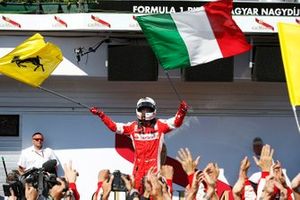 Il vincitore della gara Sebastian Vettel, Ferrari, al GP della Malesia del 2015