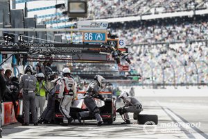 #6 Acura Team Penske Acura DPi, DPi: Juan Pablo Montoya, Dane Cameron, Simon Pagenaud, pit stop