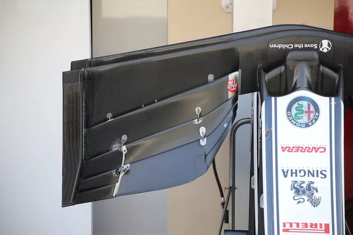 Asa dianteira do Alfa Romeo Racing C38