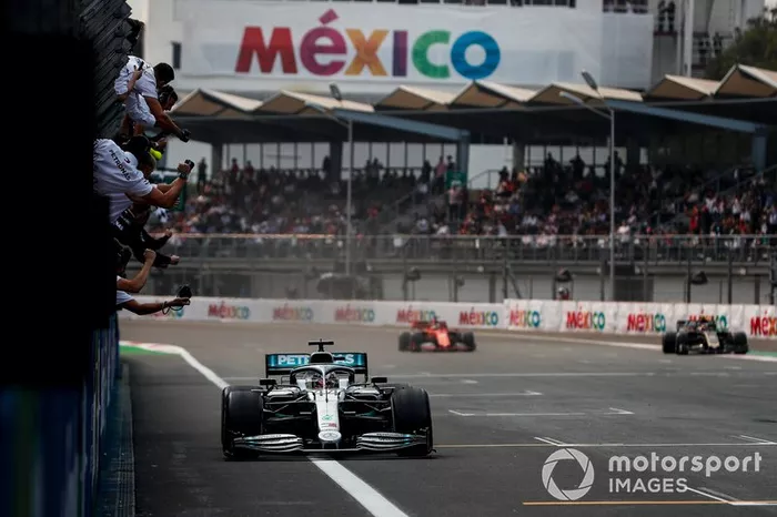 El ganador de la carrera Lewis Hamilton, Mercedes AMG F1 W10 cruza la línea de meta