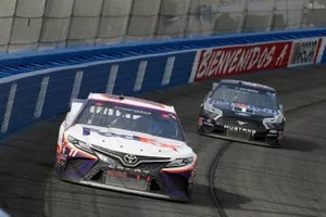 Denny Hamlin, Joe Gibbs Racing, Toyota Camry FedEx Office, Kevin Harvick, Stewart-Haas Racing, Ford Mustang Mobil 1