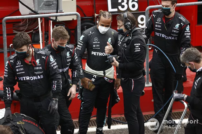 Lewis Hamilton, Mercedes, con ingenieros