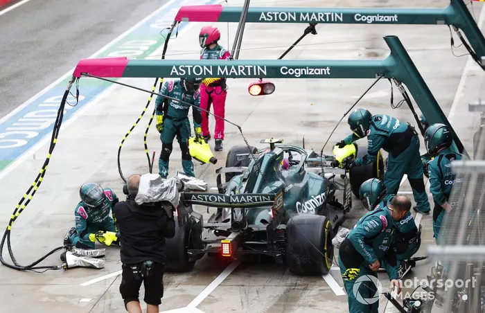 Sebastian Vettel, Aston Martin AMR21, en pits