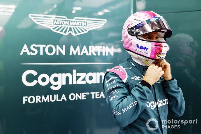Sebastian Vettel, Aston Martin, en el box