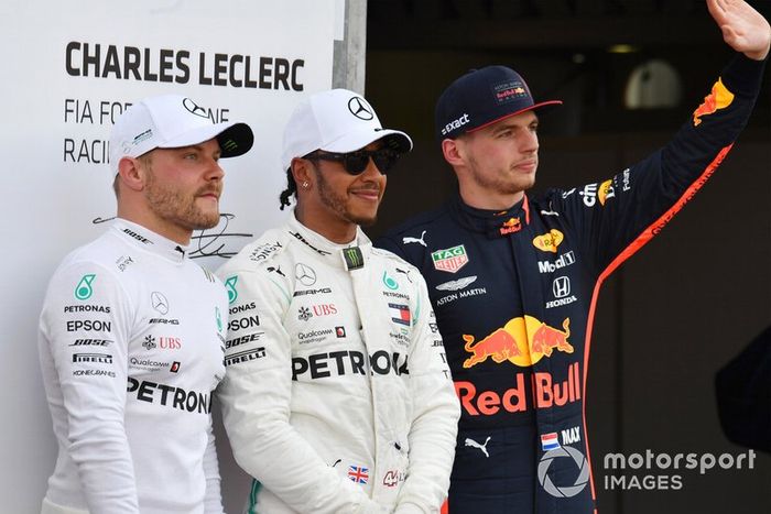 Los tres primeros clasificados, segundo Valtteri Bottas, Mercedes AMG F1, ganador de la pole  Lewis Hamilton, Mercedes AMG F1, y tercero Max Verstappen, Red Bull Racing