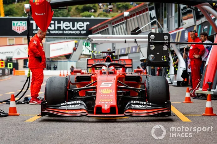 Sebastian Vettel, Ferrari SF90, ai box durante le prove