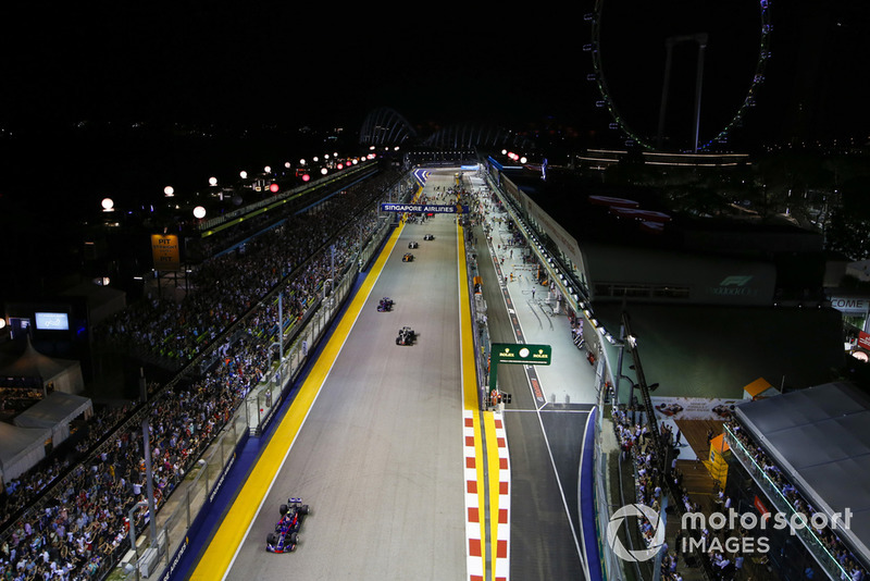 Pierre Gasly, Scuderia Toro Rosso STR13, precede Kevin Magnussen, Haas F1 Team VF-18, Brendon Hartley, Toro Rosso STR13, e Stoffel Vandoorne, McLaren MCL33