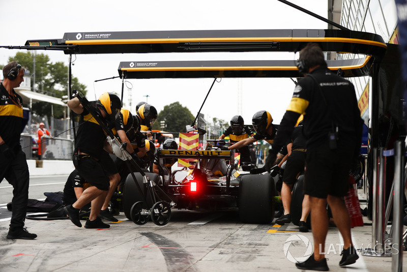 Nico Hulkenberg, Renault Sport F1 Team RS 18, in the pits during practice