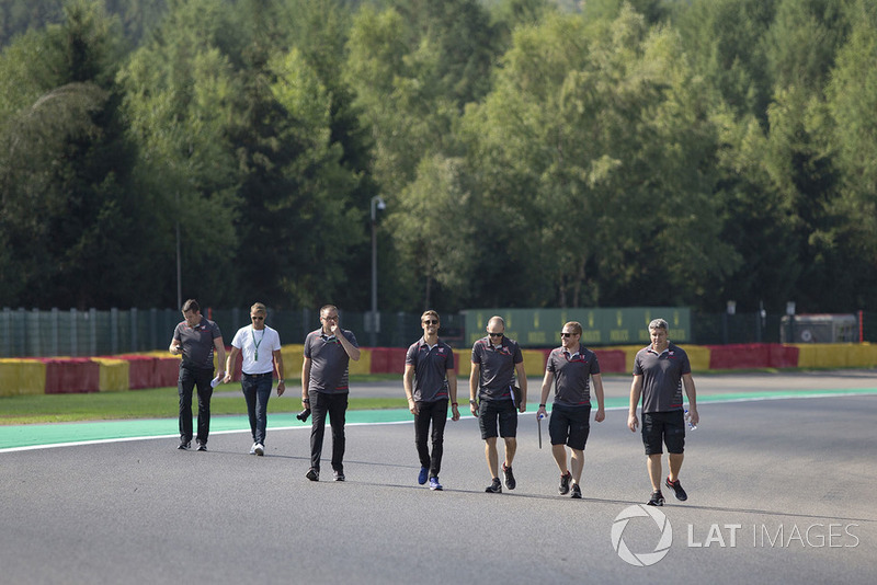 Romain Grosjean, Haas F1 Team, cammina lungo il circuito con i suoi ingegneri