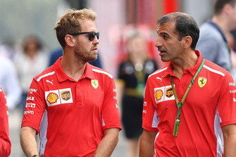 Sebastian Vettel, Ferrari with Ferrari team members