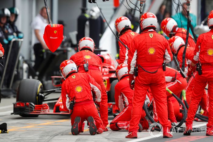 Sebastian Vettel, Ferrari SF71H, pits