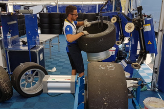 Un ingegnere Michelin al lavoro su uno pneumatico
